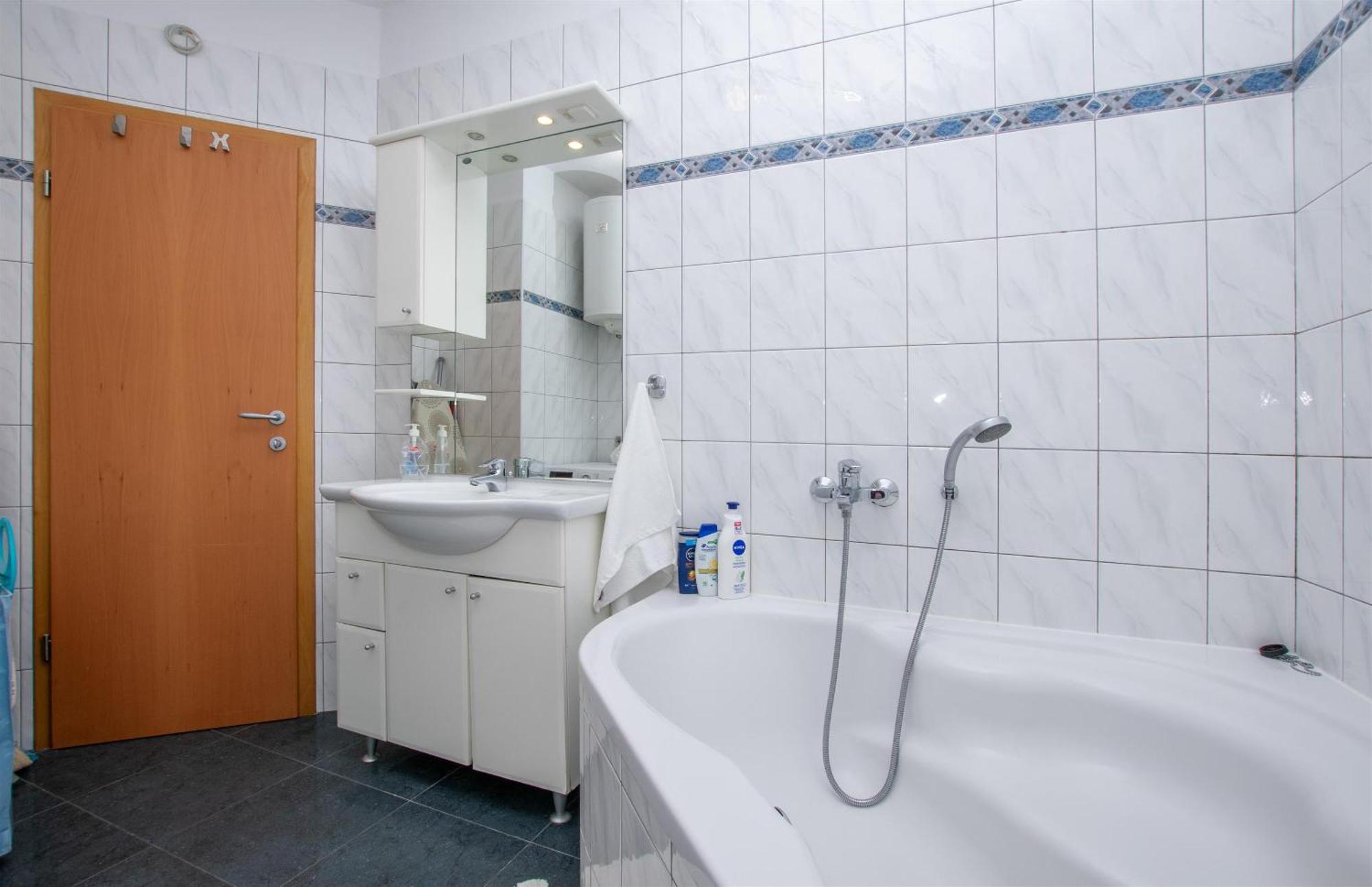 Apartment Zdravko Омиш Экстерьер фото