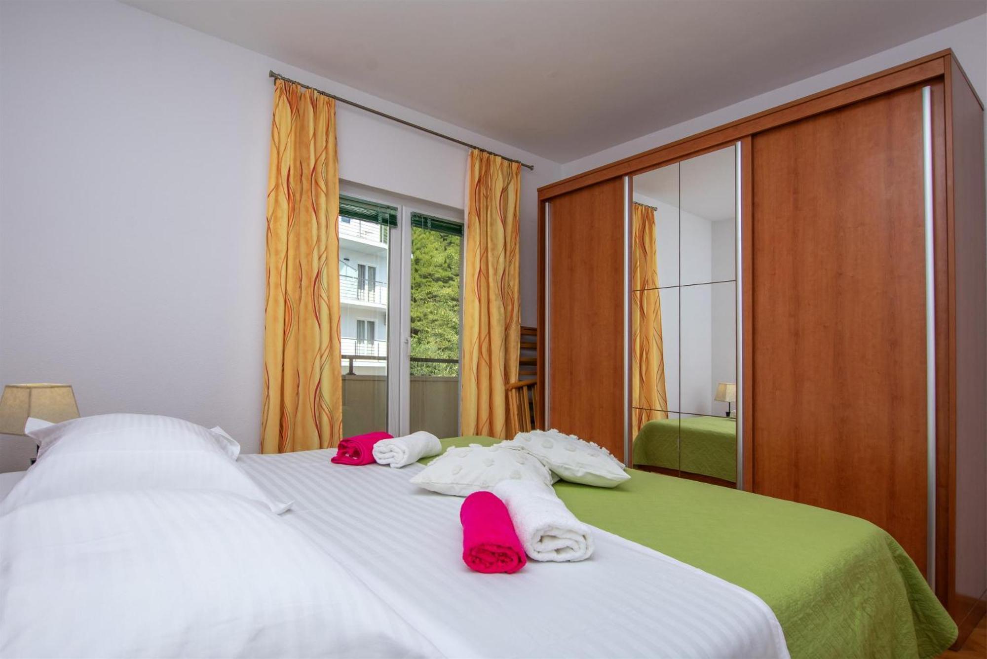 Apartment Zdravko Омиш Экстерьер фото